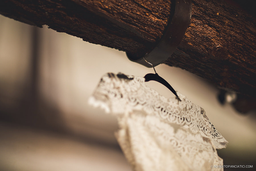 wedding-dress-San-Galgano-Wedding-Photographer-Tuscany-Roberto-Panciatici-Photography