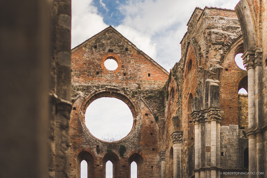 san-galgano-engagement-in-tuscany-Roberto-Panciatici-Photography