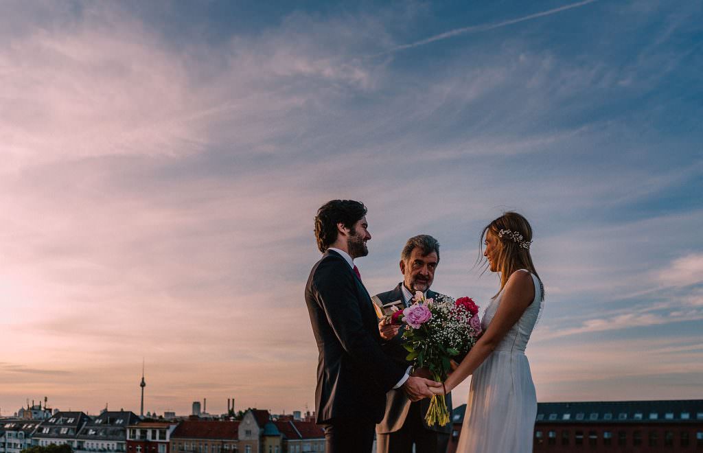 Intimate and romantic rooftop wedding in Berlin | Getting married in Berlin