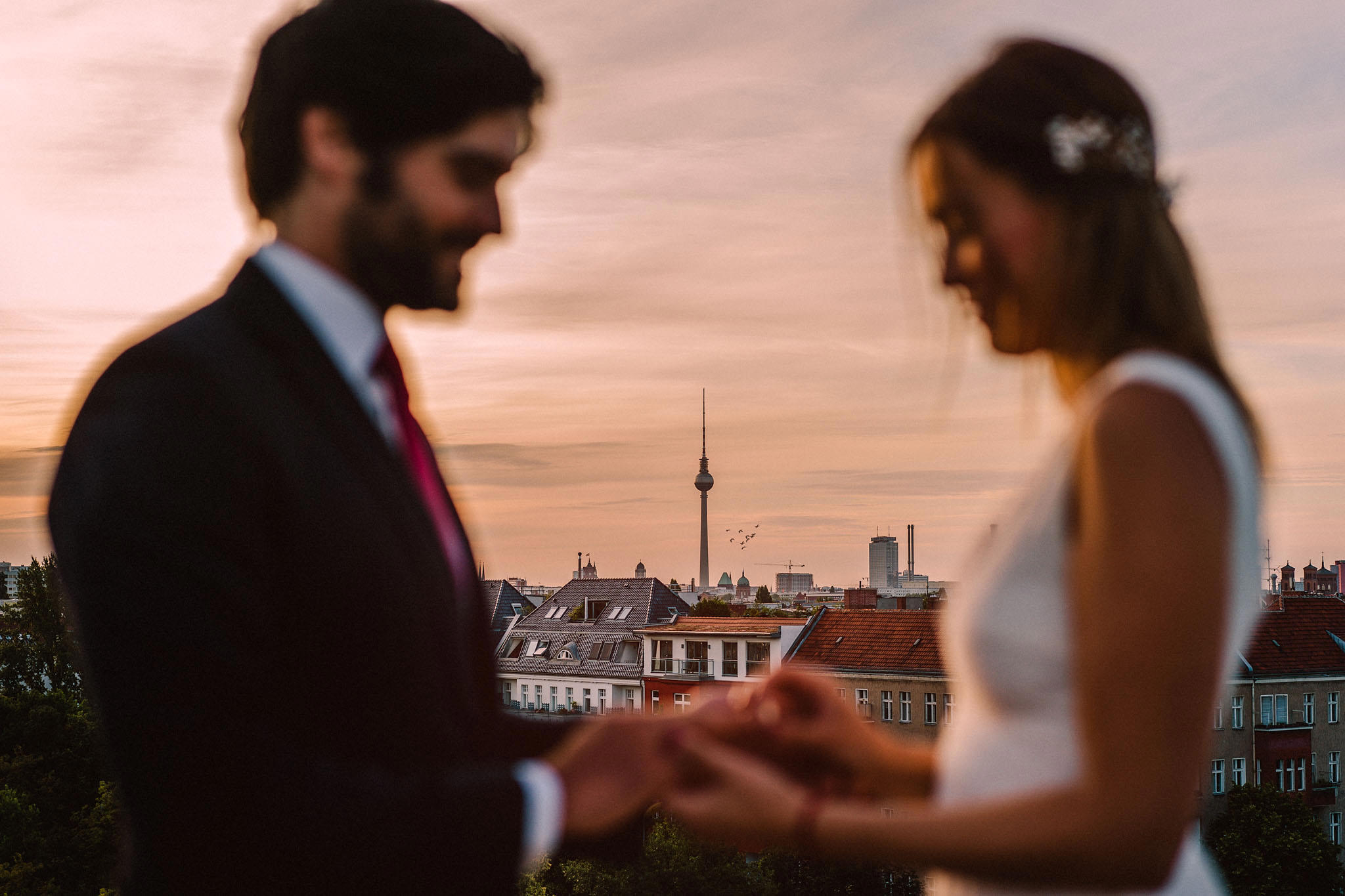 intimate and romantic elopement in berlin rooftop wedding photography