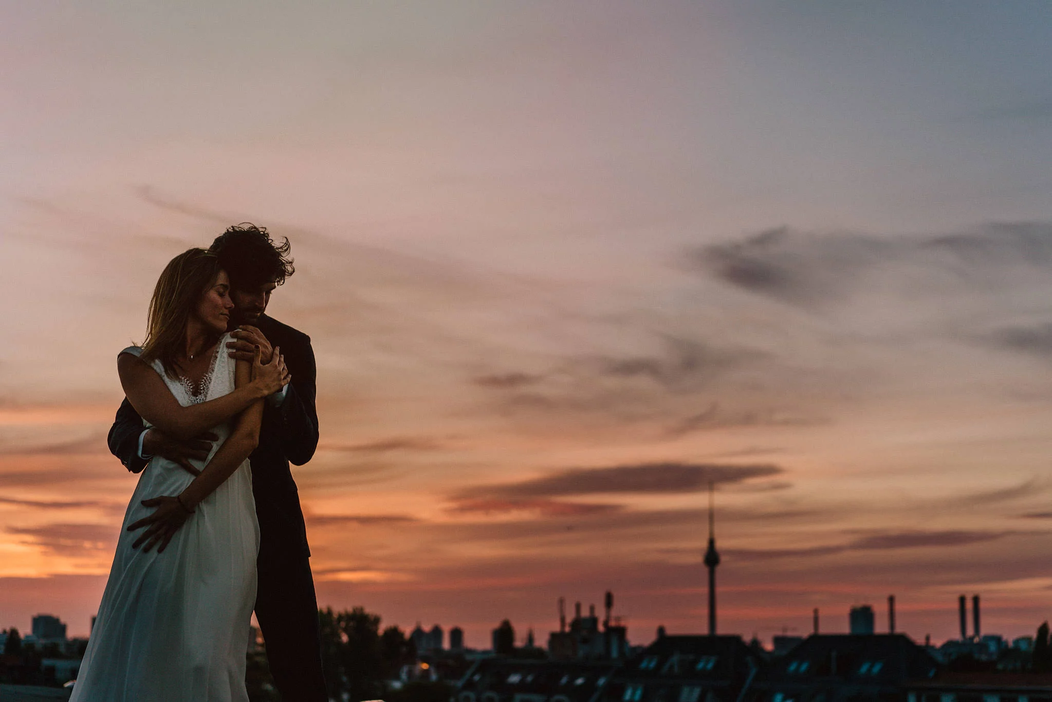 intimate and romantic elopement in berlin rooftop wedding photography