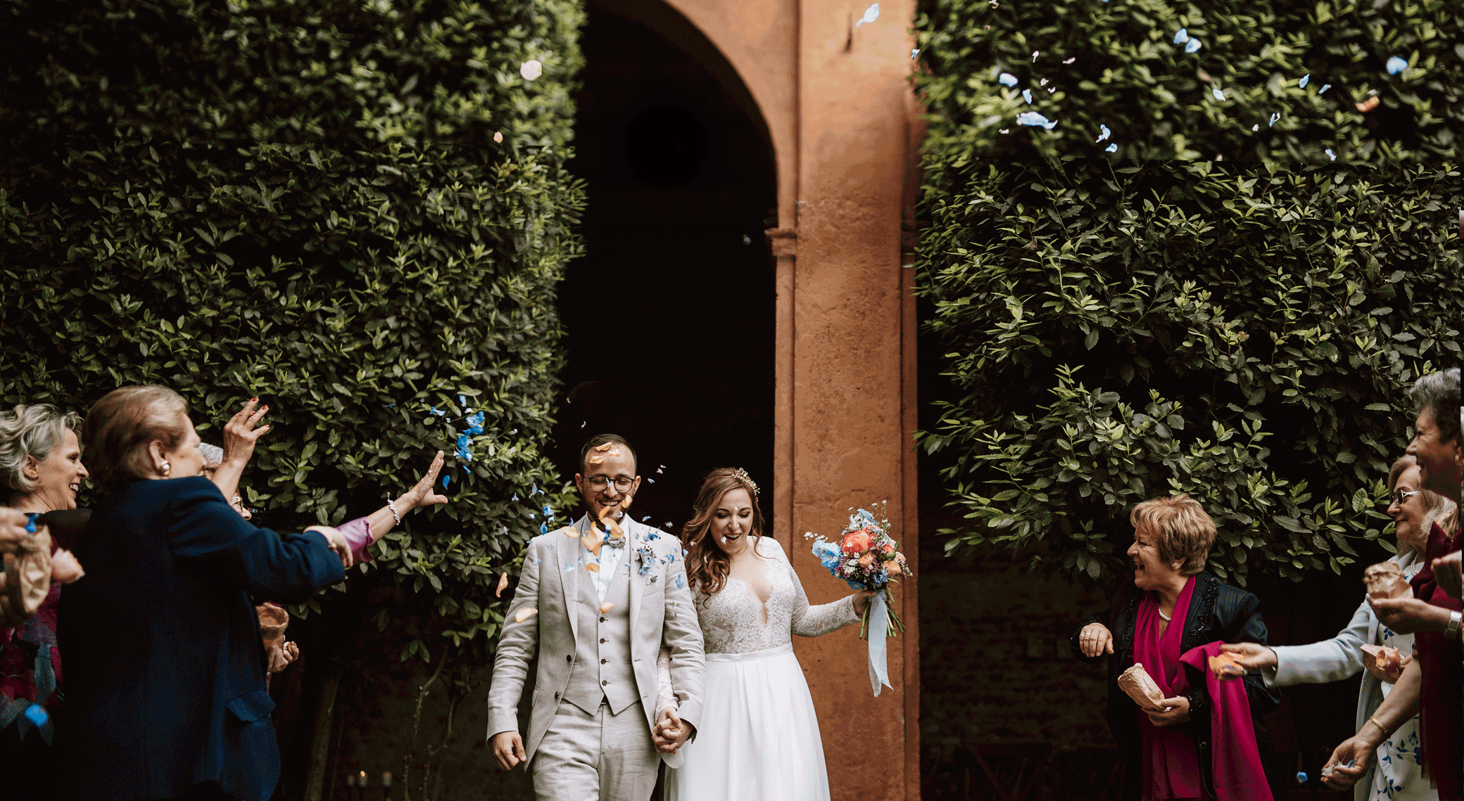 wedding confetti throwing at convento dell annunciata wedding photography