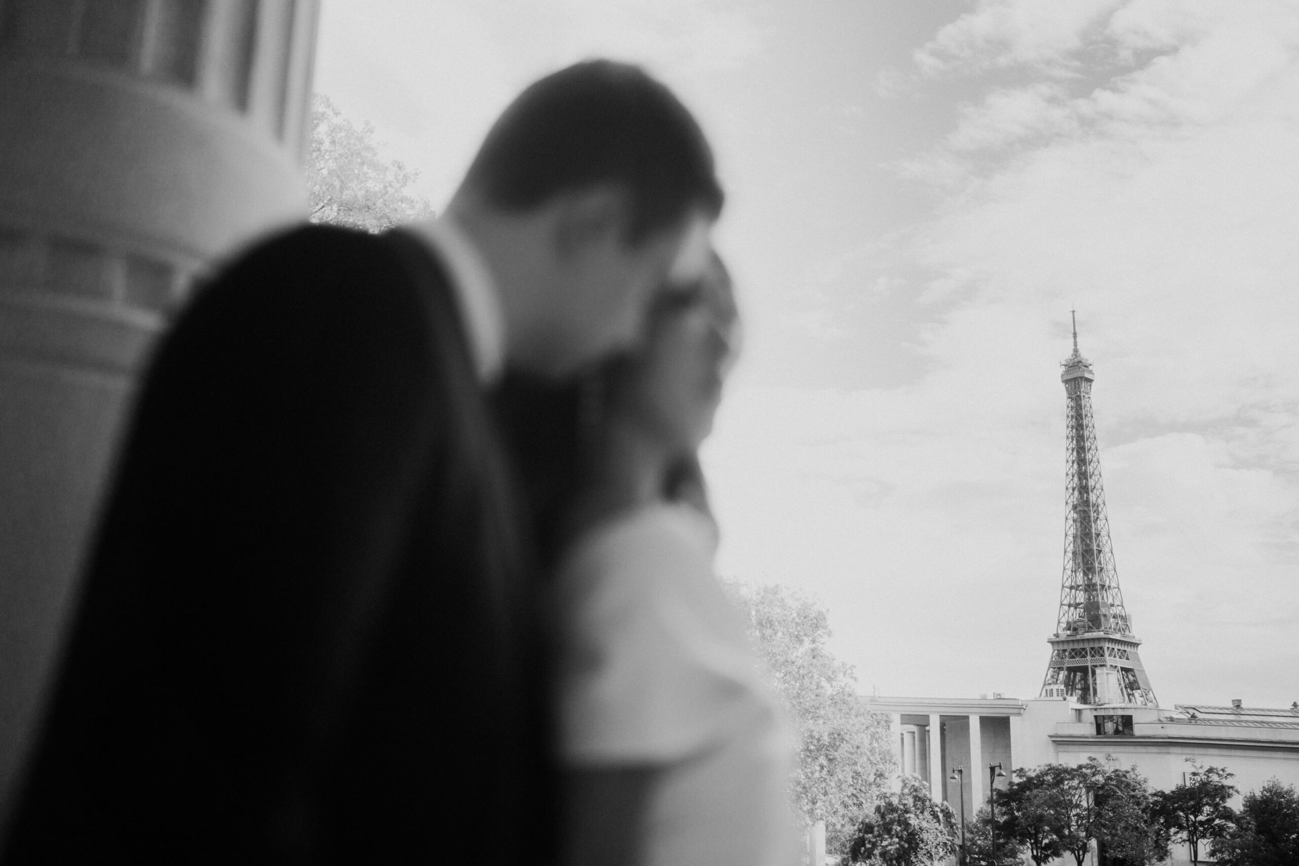 Paris Engagemet Photographer for elegant couple in paris
